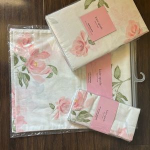 Brand new beautiful Kate spade set table runner table cloth and set of napkins
